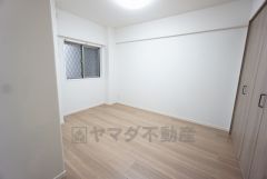 6.1帖。主寝室としてお使いいただけそうなこちらのお部屋は、日当たりが良く、爽やかな風を感じて起きる朝は、快適生活の始まりに。