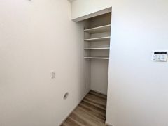 キッチン横には広々としたパントリーがあります＾＾ 食材の保管に便利。すっきりと整理整頓できるので気持ちよくお料理が出来そうですね＾＾