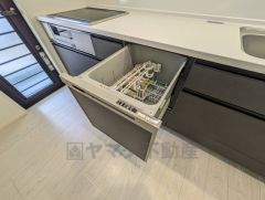 炊事時間を大幅に短縮できる食器洗浄乾燥機付き＾＾食器を洗う手間が減るので家族とのコミュニケーションの時間や自分の時間が増えますね。