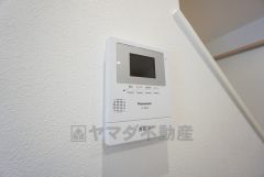 防犯性もばっちり、TVモニター付きインターホン完備。大きなモニターで玄関先を確認できます。録画機能が付いているので不在時の訪問者も確認できて安心です＾＾