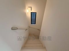 お子様も高齢の方も安心して上り下りができる手摺がついた安心設計です。 階段には小窓を配置しました。日中でも暗くなりがちな階段下が明るくなり安全ですね。