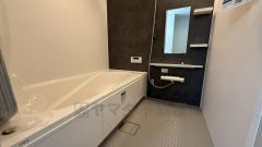 1日の疲れを癒すくつろぎのバスルーム。足を伸ばしてもゆったりと入れるサイズです。お子様と一緒にお風呂に入っても狭くないですね＾＾