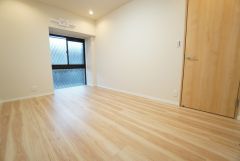 7.1帖。主寝室としてお使いいただけそうなこちらのお部屋は、日当たりが良く、爽やかな風を感じて起きる朝は、快適生活の始まりに。