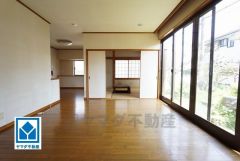18.9帖。大きな掃き出し窓のあるリビングは、陽光あふれる明るい空間です。ゆったりと寛げる憩いの場となりそうです。