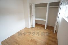 温かい光の差し込むゆとりのある居室をぜひ現地にてご確認くださいませ。収納量たっぷりのクローゼット付です。