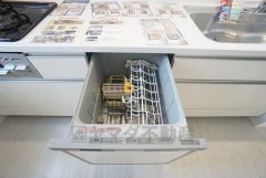 炊事時間を大幅に短縮できる食器洗浄乾燥機付き＾＾食器を洗う手間が減るので家族とのコミュニケーションの時間や自分の時間が増えますね。
