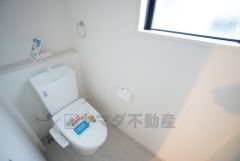 ウォシュレット付きトイレです。1階2階の2ヶ所にトイレがあるので、忙しい朝にもゆとりができますね＾＾