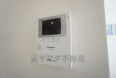 防犯はもちろん、セールスマン対策にもなるモニター付きインターホンです。 来訪者の顔が見えるので安心ですね＾＾