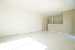 対面式キッチンを中心としたリビングダイニング。思い思いの時間を過ごしたり、家族みんなで食事をしたり、素敵な団らんの場になりますね＾＾