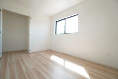 暖かい日差しが差し込む洋室。たっぷり収納できるクローゼット付きでお部屋の中をすっきりと快適に保てます。
