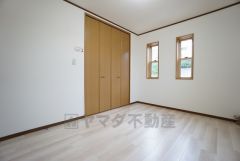 2階約6帖の洋室です。家具を選ばないナチュラルなフローリングとシンプルなクロスです＾＾大容量のウォークインクローゼット付き＾＾