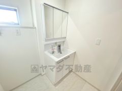 三面鏡裏収納付き洗面化粧台です＾＾ 歯磨きセットやスキンケア用品などの収納に便利ですね。