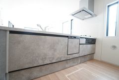 対面式キッチンなのでリビングにいるご家族とコミュニケーションを取りながら洗い物や、お料理が楽しめそうですね＾＾