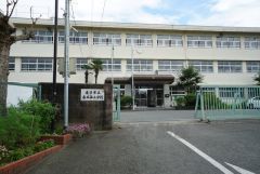春日西小学校