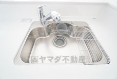 大きなお鍋も楽々洗える幅の広いシンクです＾＾ステンレスシンクなので簡単にお掃除できますよ。洗剤やスポンジもすっきりできる収納付き。