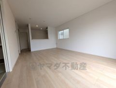 窓から光が差し込む明るいダイニングです＾＾