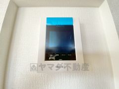 防犯はもちろん、セールスマン対策にもなるモニター付きインターホンです。お子さん1人での留守番時にも活躍しそうです。