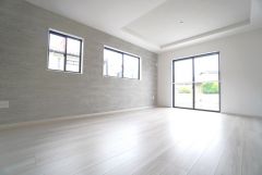大きな掃き出し窓のあるリビングは、陽光あふれる明るい空間です。ゆったりと寛げる憩いの場となりそうです。