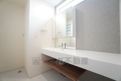 三面鏡裏収納付き洗面化粧台です＾＾ 歯磨きセットやスキンケア用品などの収納に便利ですね。 生活感も隠すことができ、来客時にも安心です。