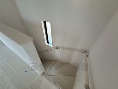 お子様も高齢の方も安心して上り下りができる手摺がついた安心設計です。 階段には小窓を配置しました。日中でも暗くなりがちな階段下が明るくなり安全ですね。