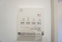 浴室暖房乾燥機には、暖房、乾燥、涼風、換気の4つの機能が付いています。タイマー付きです。換気・雨の日の洗濯も安心です＾＾
