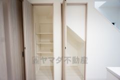 キッチン横収納。