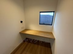 2階ホールには、カウンター付きのフリースペースがあります＾＾お子さまの勉強スペースや作業の場、洗濯など家事の合間の一息休憩にも＾＾ 