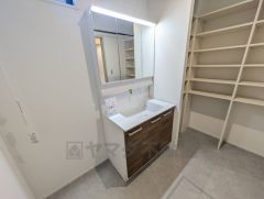 三面鏡裏収納付き洗面化粧台です＾＾ 歯磨きセットやスキンケア用品などの収納に便利ですね。