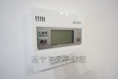キッチン横からお湯張り、追い炊き、足し湯がボタン一つで楽々操作できる給湯機リモコンです＾＾忙しい夕飯の準備の時間帯に重宝しますね。