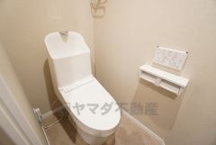 清潔感のある使い勝手の良いトイレで、毎日気持ちよくお使いいただけます。温水洗浄便座付きで、季節を問わず快適にご利用いただけます＾＾