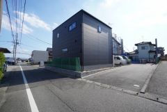 前面道路は東側約4.8ｍの公道に面しています。