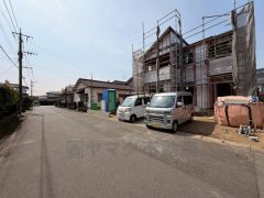 前面道路は東側約6ｍの公道に面しています。