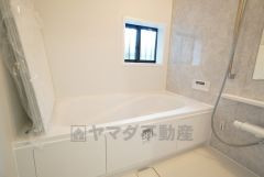 1日の疲れを癒すくつろぎのバスルーム。足を伸ばしてもゆったりと入れるサイズです。お子様と一緒にお風呂に入っても狭くないですね＾＾