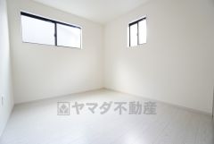 2面採光を確保した明るい室内は、風通しも良く、大変居心地の良い空間となっております。日当たりがよく、子供部屋としての利用もおすすめ。