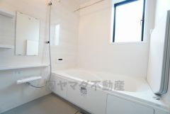 1日の疲れを癒すくつろぎのバスルーム。足を伸ばしてもゆったりと入れるサイズです。お子様と一緒にお風呂に入っても狭くないですね＾＾