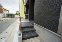 玄関前の階段は上りやすいように、幅広緩やかの設計されております。