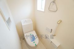 1階2階の2ヶ所にトイレがありますので、忙しい朝にも家族に気を使わず、ゆとりが生まれますね＾＾ 小窓付　 きで換気する時に便利です＾＾