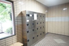 宅配ボックス付き。お仕事中や外出中などの不在時にも荷物が受け取れるのはとっても便利ですね＾＾ 