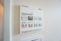 雨の日の洗濯も安心できる浴室暖房乾燥機付き浴室。リモコンで操作もボタン1つで簡単です。