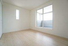6.5帖。2面採光を確保した明るい室内は、風通しも良く、大変居心地の良い空間となっております。日当たりがよく、子供部屋としての利用もおすすめ。 