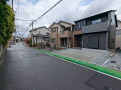 前面道路は南側約5.2ｍの公道に面しています＾＾サニー若久店(車2分/550ｍ)ららぽーと福岡(車10分/4.6ｋｍ)