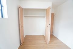 収納量たっぷりのクローゼット。ハンガーパイプ付で散らかりがちな洋服類もきれいに整理できます。使用頻度が少ないものは枕棚の上に、足元には3段ボックスを置いて、フル活用できるクローゼットです。