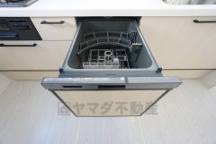 食事の後の手間を解消する食器洗い乾燥機を標準装備。手洗いよりも断然節約でき、節水で自然にもやさしいです。