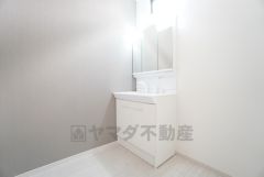 三面鏡裏収納付き洗面化粧台です＾＾ 歯磨きセットやスキンケア用品などの収納に便利ですね。