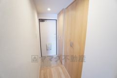 明るい玄関です。たっぷり収納できるシューズボックス付きなので、家族全員の靴がきれいに整頓できます。すぐ横にホール収納も付いています＾＾