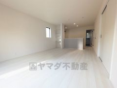 家族が集まる開放的なリビング。思い思いの時間を過ごしたり食事をしたり、素敵な団らんの場になりますね。