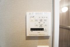 浴室暖房乾燥機には、暖房、乾燥、涼風、換気の4つの機能が付いています。タイマー付きです。換気・雨の日の洗濯も安心です＾＾