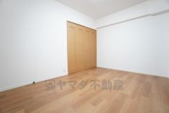7帖。主寝室としてお使いいただけそうなこちらのお部屋は、日当たりが良く、爽やかな風を感じて起きる朝は、快適生活の始まりに。