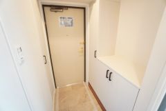 たっぷり収納できるシューズボックス付きです。家族全員の靴がきれいに整頓できます。棚の上にお花や写真を飾っても良いですね。