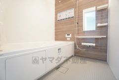 1日の疲れを癒すくつろぎのバスルーム。足を伸ばしてもゆったりと入れるサイズです。お子様と一緒にお風呂に入っても狭くないですね＾＾ 